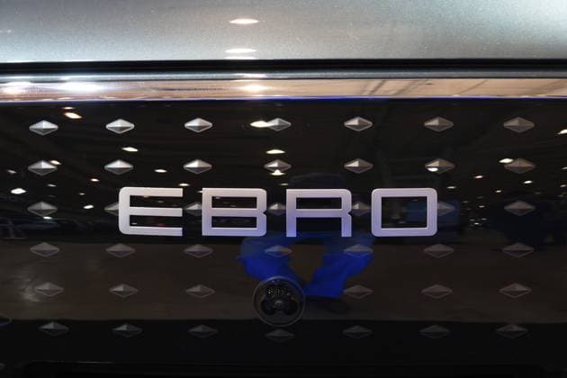 LISSABON, PORTUGAL — 16. MAI 2026: Symmetrische Nahaufnahme des beleuchteten Ebro Markenschriftzugs auf einer strukturierten Frontplatte mit Rautenmuster eines Elektro SUV auf der Ausstellung ECAR Show LISBON, PORTUGAL - MAY 16, 2026: Symmetrical close-up of the illuminated Ebro brand lettering on a textured diamond-pattern front panel of an electric SUV at the ECAR Show exhibition Copyright: imageBROKER MaksimxZabarovskii iblmza18023230
