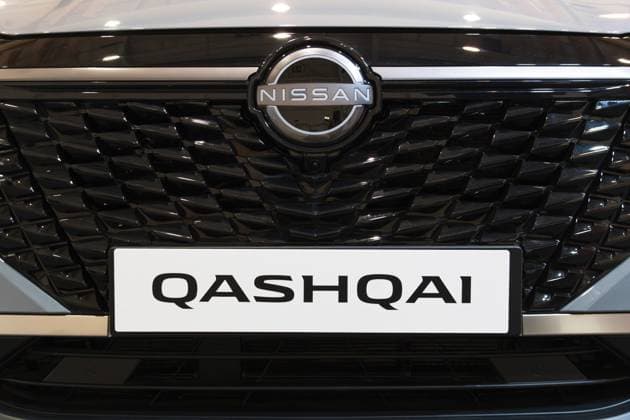 LISSABON, PORTUGAL — 16. MAI 2026: Symmetrische Nahaufnahme des modernen strukturierten, glänzend schwarzen Frontgrills, des verchromten Nissan Emblems und des Qashqai Typenschilds auf der Elektrofahrzeugausstellung ECAR Show LISBON, PORTUGAL - MAY 16, 2026: Symmetrical close-up of the modern textured gloss-black front grille, chrome Nissan emblem, and Qashqai nameplate at the ECAR Show electric vehicle exhibition Copyright: imageBROKER MaksimxZabarovskii iblmza18023235