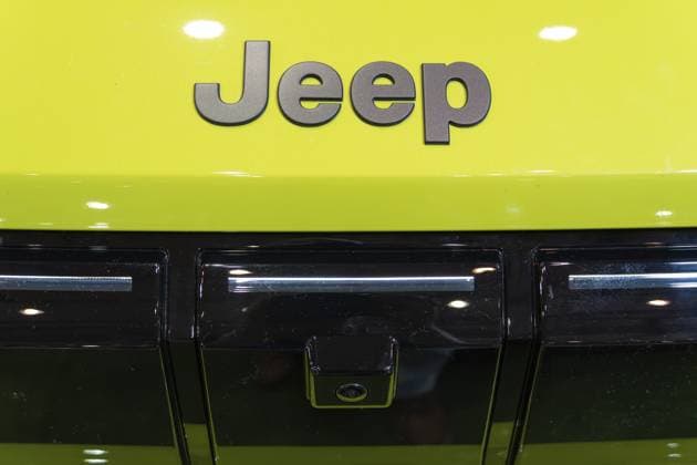 LISSABON, PORTUGAL — 16. MAI 2026: Symmetrische Nahaufnahme des grauen Jeep Schriftzugs auf einer lindgelben Motorhaube über einem glänzend schwarzen Kühlergrill auf der Elektrofahrzeugausstellung ECAR Show LISBON, PORTUGAL - MAY 16, 2026: Symmetrical close-up of the grey Jeep lettering badge on a lime yellow bonnet above a gloss black front grille section at the ECAR Show electric vehicle exhibition Copyright: imageBROKER MaksimxZabarovskii iblmza18023240