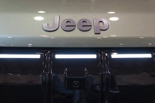 LISSABON, PORTUGAL — 16. MAI 2026: Symmetrische Nahaufnahme des silbernen Jeep Schriftzugs auf einer metallisch salbeigrünen Motorhaube über einem beleuchteten, glänzend schwarzen Kühlergrill auf der Ausstellung ECAR Show LISBON, PORTUGAL - MAY 16, 2026: Symmetrical close-up of the silver Jeep lettering badge on a metallic sage green bonnet above an illuminated gloss black grille at the ECAR Show exhibition Copyright: imageBROKER MaksimxZabarovskii iblmza18023241
