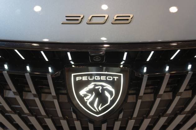 LISSABON, PORTUGAL — 16. MAI 2026: Symmetrische Nahaufnahme des neuen Peugeot Löwenschild Emblems, des strukturierten Frontgrills und der Embleme des Modells 308 auf einem grauen Elektroauto auf der ECAR Show LISBON, PORTUGAL - MAY 16, 2026: Symmetrical close-up of the new Peugeot lion shield emblem, textured front grille, and 308 model badging on a grey electric car at the ECAR Show exhibition Copyright: imageBROKER MaksimxZabarovskii iblmza18023242