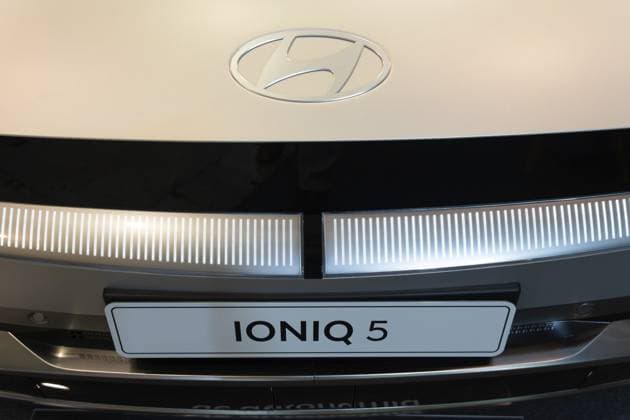LISSABON, PORTUGAL — 16. MAI 2026: Symmetrische Nahaufnahme des silbernen Hyundai Emblems, der beleuchteten Pixel Lichtleiste und des Ioniq 5 Modellschilds auf einem mattgrauen Elektroauto auf der ECAR Show LISBON, PORTUGAL - MAY 16, 2026: Symmetrical close-up of the silver Hyundai emblem, illuminated pixel light bar, and Ioniq 5 model nameplate on a matte grey electric car at the ECAR Show exhibition Copyright: imageBROKER MaksimxZabarovskii iblmza18023243