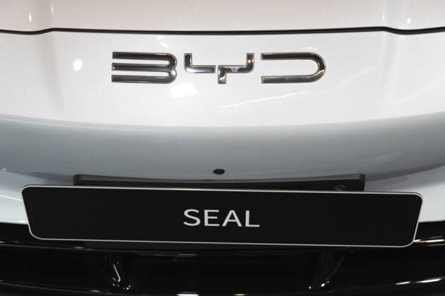 LISSABON, PORTUGAL — 16. MAI 2026: Symmetrische Nahaufnahme des verchromten BYD Emblems und des schwarzen Seal Modellschildes auf einer weißen elektrischen Limousinenstoßstange auf der ECAR Show LISBON, PORTUGAL - MAY 16, 2026: Symmetrical front close-up of the chrome BYD emblem and black Seal model plate on a white electric sedan bumper at the ECAR Show exhibition Copyright: imageBROKER MaksimxZabarovskii iblmza18023252.jpg
