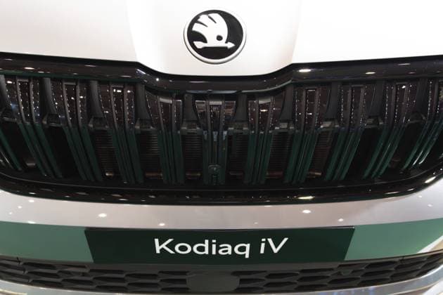 LISSABON, PORTUGAL — 16. MAI 2026: Symmetrische Nahaufnahme des traditionellen Logos mit geflügelten Pfeilen, des glänzend schwarzen, strukturierten Kühlergrills und des Kodiaq iV Modellschildes auf einem weißen Hybrid SUV auf der Ausstellung ECAR Show LISBON, PORTUGAL - MAY 16, 2026: Symmetrical close-up of the traditional winged arrow logo, gloss black textured grille, and Kodiaq iV model plate on a white hybrid SUV at the ECAR Show exhibition Copyright: imageBROKER MaksimxZabarovskii iblmza18023253