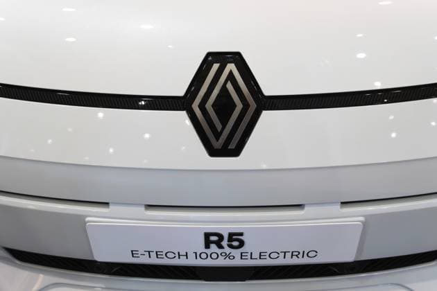 LISSABON, PORTUGAL — 16. MAI 2026: Symmetrische Nahaufnahme des Nouvel R Diamantenlogos und des R5 E Tech Electric Typenschilds auf einem weißen Renault Schrägheck auf der ECAR Show LISBON, PORTUGAL - MAY 16, 2026: Symmetrical front close-up of the Nouvel R diamond logo and R5 E-Tech Electric nameplate on a white Renault hatchback at the ECAR Show exhibition Copyright: imageBROKER MaksimxZabarovskii iblmza18023257