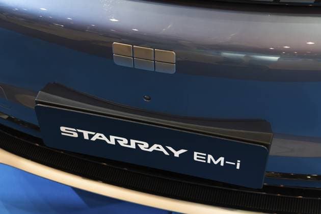 LISSABON, PORTUGAL — 16. MAI 2026: Symmetrische Nahaufnahme des Geely Emblems mit sechs Blöcken und der Starray EM i Modellplatte auf einem metallisch blauen Hybrid Crossover SUV auf der ECAR Show LISBON, PORTUGAL - MAY 16, 2026: Symmetrical front close-up of the six-block Geely emblem and Starray EM-i model plate on a metallic blue hybrid crossover SUV at the ECAR Show exhibition Copyright: imageBROKER MaksimxZabarovskii iblmza18023268