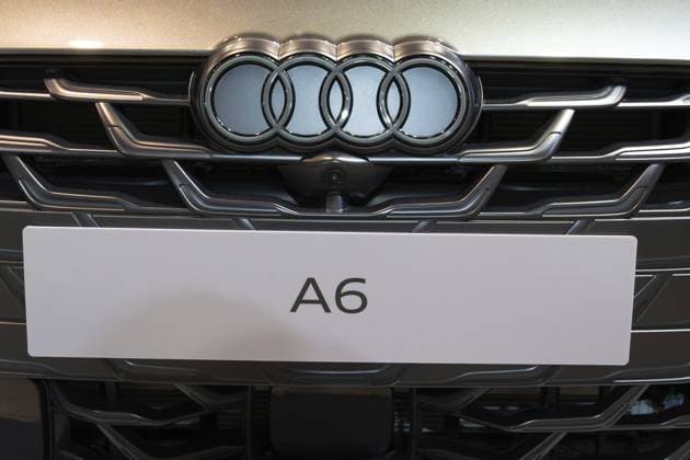 LISSABON, PORTUGAL — 16. MAI 2026: Symmetrische Nahaufnahme des verchromten Audi Vierringe Logos, des strukturierten Kühlergrills mit Metallverkleidung und des A6 Modellschilds auf der ECAR Show LISBON, PORTUGAL - MAY 16, 2026: Symmetrical front close-up of the chrome Audi four rings logo, textured radiator grille with metallic trim, and A6 model nameplate at the ECAR Show exhibition Copyright: imageBROKER MaksimxZabarovskii iblmza18023279