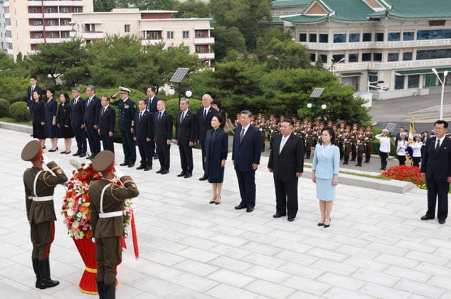 (260609) -- PYONGYANG, June 9, 2026 -- Xi Jinping, general secretary of the Communist Party of China Central Committee and Chinese president, pays homage to the China-DPRK Friendship Tower with his wife Peng Liyuan, in the company of Kim Jong Un, general secretary of the Workers Party of Korea and president of the State Affairs of the Democratic People s Republic of Korea (DPRK), and Kim s wife Ri Sol Ju, in Pyongyang, the DPRK, June 9, 2026. ) DPRK-PYONGYANG-CHINA-XI JINPING-CHINA-DPRK FRIENDSHIP TOWER DingxHaitao