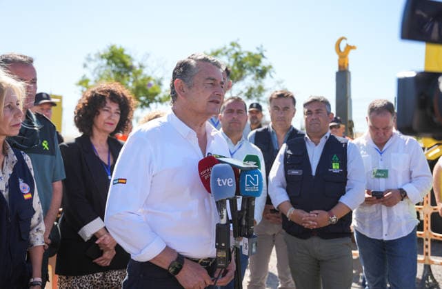 Declared the emergency phase, operational situation 1, by a fire in Villanueva de los Castillejos Huelva The acting Minister of Health, Presidency and Emergencies, Antonio Sanz, attends the media in the Advanced Command Post located in San Bartolomé de la Torre Huelva , to report on the evolution of the fire A June 9, 2026 in San Bartolomé de la Torre , Huelva Andalusia, Spain A total of 22 aerial means will be incorporated gradually this Tuesday June 9 to the work of extinguishing the fire declared at 13,15 hours this Monday in the area of Los Turbios de Villanueva de los Castillejos Huelva and has mainly affected San Bartolomé de la Torre The Minister of Health, Presidency and Emergencies, Antonio Sanz, has pointed out that this is a com  Copyright: xMariaxJosÃ xLopezx 7583116