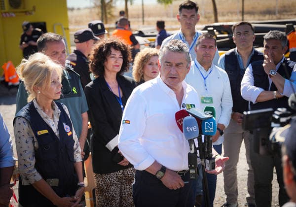 Declared the emergency phase, operational situation 1, by a fire in Villanueva de los Castillejos Huelva The acting Minister of Health, Presidency and Emergencies, Antonio Sanz, attends the media in the Advanced Command Post located in San Bartolomé de la Torre Huelva , to report on the evolution of the fire A June 9, 2026 in San Bartolomé de la Torre , Huelva Andalusia, Spain A total of 22 aerial means will be incorporated gradually this Tuesday June 9 to the work of extinguishing the fire declared at 13,15 hours this Monday in the area of Los Turbios de Villanueva de los Castillejos Huelva and has mainly affected San Bartolomé de la Torre The Minister of Health, Presidency and Emergencies, Antonio Sanz, has pointed out that this is a com  Copyright: xMariaxJosÃ xLopezx 7583119