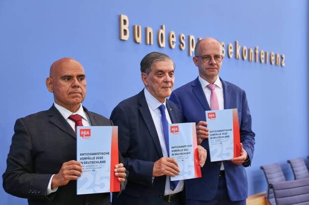 Berlin, Germany, 09 06 2026 Federal Press Conference MIA Annual Report 2025 Antiziganism in Germany Guillermo Ruiz, Managing Director MIA Melde und Informationsstelle Antiziganismus e V , Romani Rose, Chairman of the Central Council of German Sinti and Roma, Parliamentary State Secretary Michael Brand, Federal Governme Copyright: xdtsxNachrichtenagenturx dts_122097