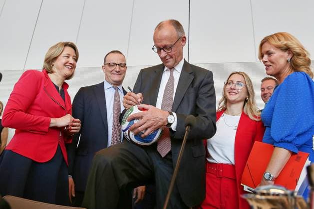 Berlin, Germany, 09 06 2026 German Bundestag Union parliamentary group meeting Federal Chancellor Friedrich Merz CDU signs on WM Ball Trionda Copyright: xdtsxNachrichtenagenturx dts_122207