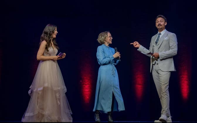 20260609 Cast- und Stueckpraesentation von Disneys Die Schoene und das Biest WIEN, OESTERREICH - 09. JUNI: Schauspielerin, Saengerin, Taenzerin und Musical Darstellerin in der Rolle von -Belle- Marlene Jubelius, Musicaldarstellerin, Schauspielerin und Synchronsprecherin in der Rolle von Madame de l Amour Jana Stelley und Schauspieler, Saenger und Musicaldarsteller in der Rolle von -Das Biest- Dominik Hees waehrend der Cast- und Stueckpraesentation des Musical-Welterfolgs Disneys Die Schoene und das Biest im Rahmen der Vorstellung der im Herbst 2026 Premiere der neuen Produktion der Vereinigten Buehnen Wien (VBW) und der SolistInnen mit einem exklusiven musikalischen Einblick im Rainmund Theater am 09. Juni 2026 Raimund Theater in Wien, Oest Copyright: xIsabellexOuvrardx SEPAxMedia