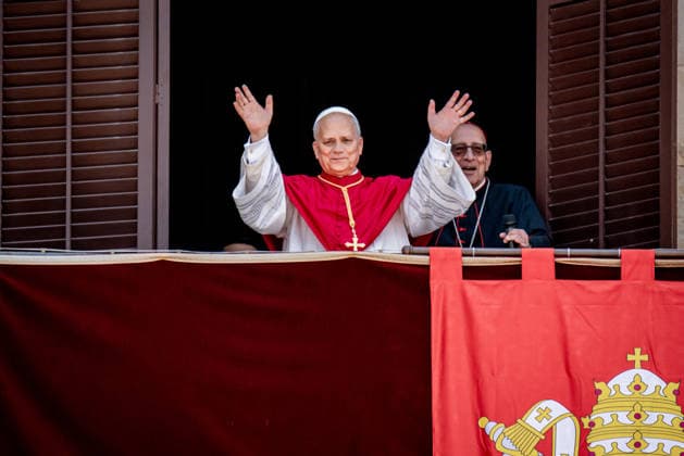 June 9, 2026, Barcelona, Spain: POPE LEO XIV greets the faithful from the balcony of the episcopal residence in Barcelona s Gothic Quarter during the first day of his visit to the Catalan capital. Barcelona Spain  - ZUMAb137 20260609_fap_b137_011 Copyright: xJordixBoixareux