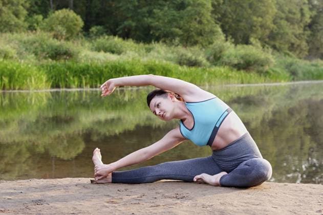 Ein junges Mädchen praktiziert Yoga auf dem See im Park. Nahaufnahme A young girl practices yoga on the lake in the park. Close-up Copyright: imageBROKER ElenaxGrishina ibxiqx17864702.jpg ,model released, Symbolfoto ,property released