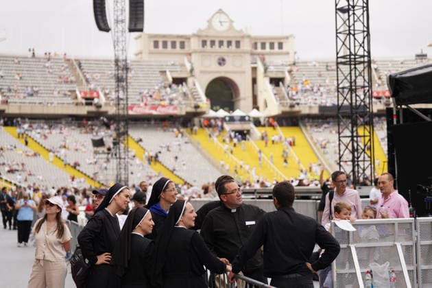 Pope Leo XIV presides over the prayer vigil at the Olympic Stadium Lluís Companys Atmosphere prior to the prayer vigil with Pope Leo XIV, at the Olympic Stadium Lluís Companys, on June 9, 2026, in Barcelona, Catalunya Espana This vigil is one of the most important events during the Pontiffs stay in Barcelona and is expected to be attended by some 60,000 people inside the stadium and thousands more faithful are expected to gather in the surrounding area 09 JUNE 2026 CATALONIA PAPE VIGILIA BCN CHURCH STADIUM PAPAL VISIT AMBIENTE Barcelona Catalunya Catalunya Catalunya Espana  Copyright: xDavidxZorrakinox 7584672