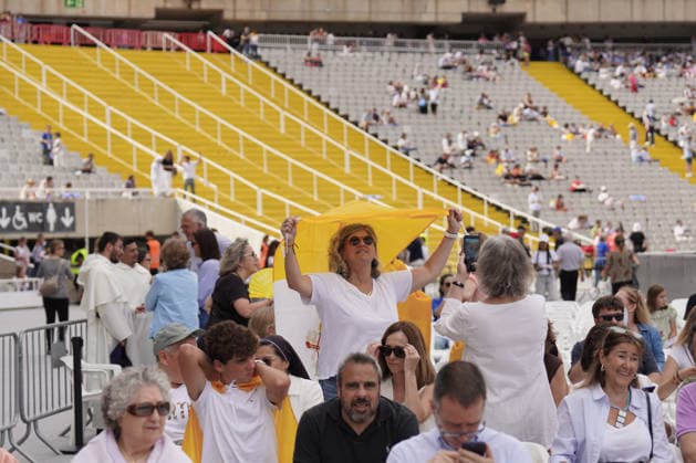 Pope Leo XIV presides over the prayer vigil at the Olympic Stadium Lluís Companys Atmosphere prior to the prayer vigil with Pope Leo XIV, at the Olympic Stadium Lluís Companys, on June 9, 2026, in Barcelona, Catalunya Espana This vigil is one of the most important events during the Pontiffs stay in Barcelona and is expected to be attended by some 60,000 people inside the stadium and thousands more faithful are expected to gather in the surrounding area 09 JUNE 2026 CATALONIA PAPE VIGILIA BCN CHURCH STADIUM PAPAL VISIT AMBIENTE Barcelona Catalunya Catalunya Catalunya Espana  Copyright: xDavidxZorrakinox 7584673