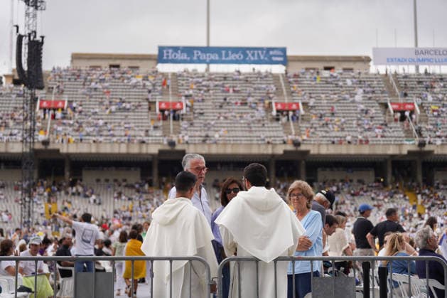 Pope Leo XIV presides over the prayer vigil at the Olympic Stadium Lluís Companys Atmosphere prior to the prayer vigil with Pope Leo XIV, at the Olympic Stadium Lluís Companys, on June 9, 2026, in Barcelona, Catalunya Espana This vigil is one of the most important events during the Pontiffs stay in Barcelona and is expected to be attended by some 60,000 people inside the stadium and thousands more faithful are expected to gather in the surrounding area 09 JUNE 2026 CATALONIA PAPE VIGILIA BCN CHURCH STADIUM PAPAL VISIT AMBIENTE Barcelona Catalunya Catalunya Catalunya Espana  Copyright: xDavidxZorrakinox 7584676