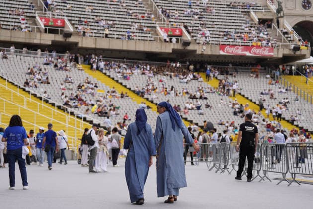 Pope Leo XIV presides over the prayer vigil at the Olympic Stadium Lluís Companys Atmosphere prior to the prayer vigil with Pope Leo XIV, at the Olympic Stadium Lluís Companys, on June 9, 2026, in Barcelona, Catalunya Espana This vigil is one of the most important events during the Pontiffs stay in Barcelona and is expected to be attended by some 60,000 people inside the stadium and thousands more faithful are expected to gather in the surrounding area 09 JUNE 2026 CATALONIA PAPE VIGILIA BCN CHURCH STADIUM PAPAL VISIT AMBIENTE Barcelona Catalunya Catalunya Catalunya Espana  Copyright: xDavidxZorrakinox 7584678