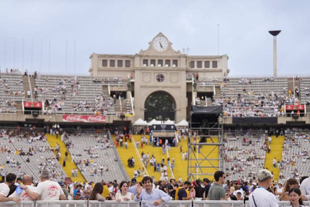 Pope Leo XIV presides over the prayer vigil at the Olympic Stadium Lluís Companys Atmosphere prior to the prayer vigil with Pope Leo XIV, at the Olympic Stadium Lluís Companys, on June 9, 2026, in Barcelona, Catalunya Espana This vigil is one of the most important events during the Pontiffs stay in Barcelona and is expected to be attended by some 60,000 people inside the stadium and thousands more faithful are expected to gather in the surrounding area 09 JUNE 2026 CATALONIA PAPE VIGILIA BCN CHURCH STADIUM PAPAL VISIT AMBIENTE Barcelona Catalunya Catalunya Catalunya Espana  Copyright: xDavidxZorrakinox 7584683
