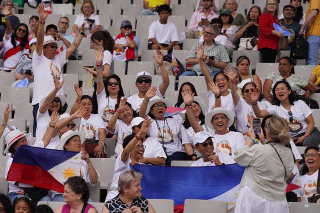Pope Leo XIV presides over the prayer vigil at the Olympic Stadium Lluís Companys Atmosphere prior to the prayer vigil with Pope Leo XIV, at the Olympic Stadium Lluís Companys, on June 9, 2026, in Barcelona, Catalunya Espana This vigil is one of the most important events during the Pontiffs stay in Barcelona and is expected to be attended by some 60,000 people inside the stadium and thousands more faithful are expected to gather in the surrounding area 09 JUNE 2026 CATALONIA PAPE VIGILIA BCN CHURCH STADIUM PAPAL VISIT AMBIENTE Barcelona Catalunya Catalunya Catalunya Espana  Copyright: xDavidxZorrakinox 7584684