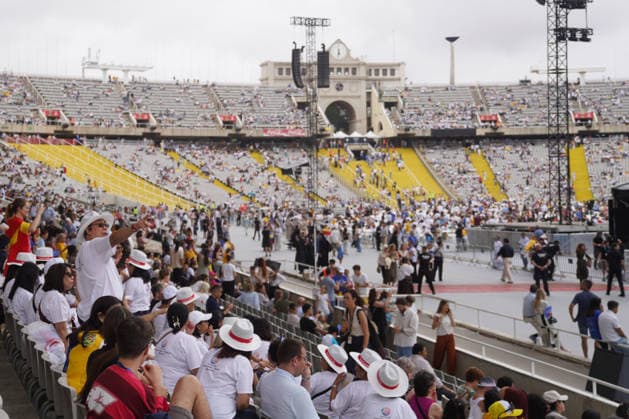 Pope Leo XIV presides over the prayer vigil at the Olympic Stadium Lluís Companys Atmosphere prior to the prayer vigil with Pope Leo XIV, at the Olympic Stadium Lluís Companys, on June 9, 2026, in Barcelona, Catalunya Espana This vigil is one of the most important events during the Pontiffs stay in Barcelona and is expected to be attended by some 60,000 people inside the stadium and thousands more faithful are expected to gather in the surrounding area 09 JUNE 2026 CATALONIA PAPE VIGILIA BCN CHURCH STADIUM PAPAL VISIT AMBIENTE Barcelona Catalunya Catalunya Catalunya Espana  Copyright: xDavidxZorrakinox 7584686