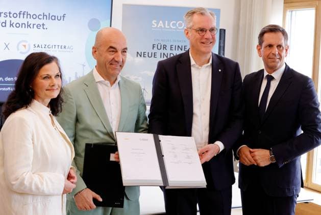 Gitta Connemann, Parliamentary State Secretary at the BMWE, EWE CEO Stefan Dohler, Gunnar Groebler, CEO of Salzgitter AG, Lower Saxonys Minister President Olaf Lies, Germany, Berlin, Salzgitter AG and EWE sign contract for the supply of green hydrogen