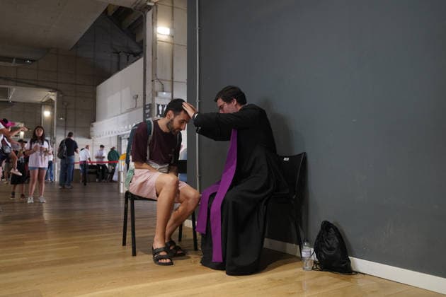 Pope Leo XIV presides over the prayer vigil at the Olympic Stadium Lluís Companys A priest confesses a person before the prayer vigil with Pope Leo XIV, at the Olympic Stadium Lluís Companys, on June 9, 2026, in Barcelona, Catalunya Espana This vigil is one of the most prominent events during the Pontiffs stay in Barcelona and is expected to be attended by some 60,000 people inside the stadium and thousands more faithful are expected to gather in the surrounding area 09 JUNE 2026 CATALONIA PAPE VIGIL BCN CHURCH STADIUM PAPAL VISITATION CONFESSIONARY ENVIRONMENT Barcelona Catalunya Catalunya Catalunya Espana  Copyright: xDavidxZorrakinox 7584795