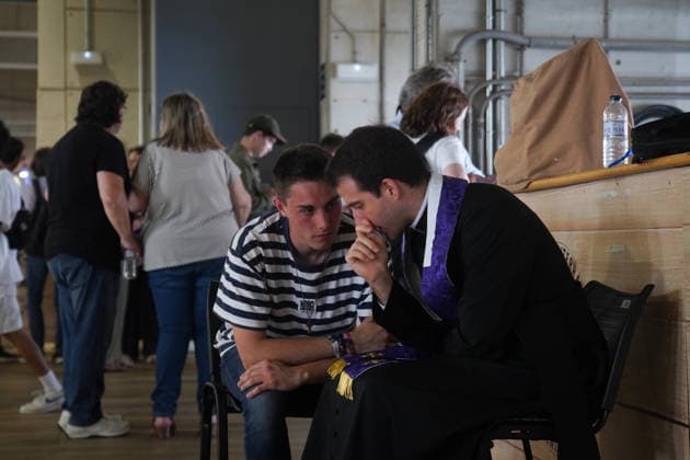 Pope Leo XIV presides over the prayer vigil at the Olympic Stadium Lluís Companys A priest confesses a person before the prayer vigil with Pope Leo XIV, at the Olympic Stadium Lluís Companys, on June 9, 2026, in Barcelona, Catalunya Espana This vigil is one of the most prominent events during the Pontiffs stay in Barcelona and is expected to be attended by some 60,000 people inside the stadium and thousands more faithful are expected to gather in the surrounding area 09 JUNE 2026 CATALONIA PAPE VIGIL BCN CHURCH STADIUM PAPAL VISITATION CONFESSIONARY ENVIRONMENT Barcelona Catalunya Catalunya Catalunya Espana  Copyright: xDavidxZorrakinox 7584797