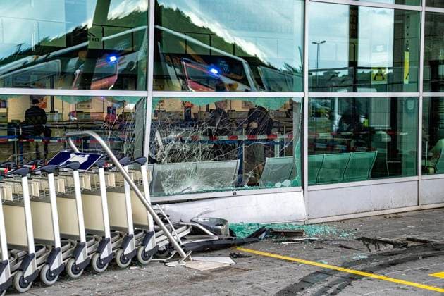 Car crashes into terminal at Weeze airport FOR EDITORIAL PURPOSES ONLY EDITORIAL USE ONLY p A car crashed into a window at Weeze airport on 9 6 2026 The cause is still unclear Photo Arnulf Stoffel Funke Foto Services p Buntes Deutschland NRW Weeze Copyright ArnulfxStoffel Copyright: ArnulfxStoffel doc867skmninc51bjuxzh9m ,EDITORIAL USE ONLY Copyright: ArnulfxStoffel