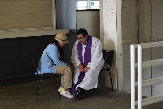 Pope Leo XIV presides over the prayer vigil at the Olympic Stadium Lluís Companys A priest confesses a person before the prayer vigil with Pope Leo XIV, at the Olympic Stadium Lluís Companys, on June 9, 2026, in Barcelona, Catalunya Espana This vigil is one of the most prominent events during the Pontiffs stay in Barcelona and is expected to be attended by some 60,000 people inside the stadium and thousands more faithful are expected to gather in the surrounding area 09 JUNE 2026 CATALONIA PAPE VIGIL BCN CHURCH STADIUM PAPAL VISITATION CONFESSIONARY ENVIRONMENT Barcelona Catalunya Catalunya Catalunya Espana  Copyright: xDavidxZorrakinox 7584821