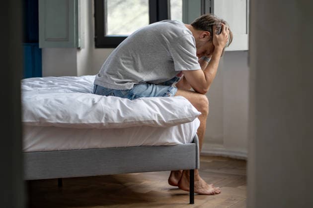 Ein nervöser, aufgeregter Mann, der sich mit Zweifeln und negativen Gedanken an den Kopf fasst, sitzt zu Hause auf dem Bett Exhausted upset man sits on bed feeling uncertainty, doubts about life problems. Depressed loneliness male holding head in stress in bedroom. Troubles, mental fatigue, frustration, midlife crisis. (License=RF) ,model released, Symbolfoto Copyright: xZoonar.com IrinaxRomanovax 23915447 ,model released, Symbolfoto ,property released