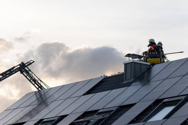Fire in attic apartment A fire broke out in the attic of an apartment building on Zentlinde in Erbach on 09 06 2
