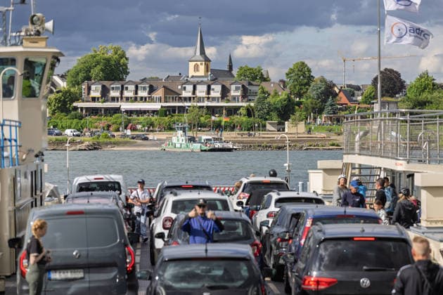 The unexpected closure of the Friedrich Ebert Bridge, Nordbrücke, A565 in Bonn is causing considerable traffic delays Traffic is also backing up in front of the Mondorf Rhine ferry at the ferry terminal in Bonn Graurheindorf At times, two ferries are operating simultaneo Copyright: xMarcxJohnx