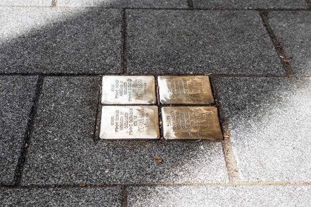 Amsterdam, Niederlande ? 19. April 2026: In den Amsterdamer Bürgersteig eingelassene Stolpersteine, die an die jüdischen Opfer des Zweiten Weltkriegs erinnern und das Andenken an die während des Holocausts deportierten Einwohner bewahren Amsterdam, Netherlands - April 19, 2026: Stolpersteine memorial plaques embedded in the sidewalk in Amsterdam, commemorating Jewish victims of World War II and preserving the memory of residents deported during the Holocaust (License=RF) Copyright: xZoonar.com AndreixAntipovx 25159958