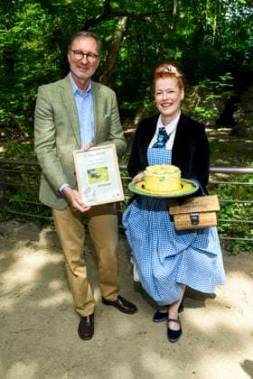 ABB ANIMAL BAPTISM Andreas Walter Alfred Knieriem Zoo Director with Enie van de Meiklokjes the TV presenter and baking fairy with birthday cake as godmother of honor at the baptism of the dwarf hippo young animal named Broetchen at Zoo Berlin on 10 06 2026 in Berlin Berlin Germany