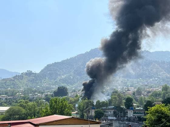 News Bilder des Tages Pakistani army says chopper crashes in Muzaffarabad, all personnel dead MUZAFFARABAD, PAKISTANI-ADMINISTRATED KASMIR - JUNE 10: Smoke rises from the spot where a Pakistani Army Mi-17 helicopter crashed during take-off due to a reported technical fault, the military said, near Muzaffarabad, the capital of Pakistani-administered Kashmir on June 10, 2026. According to the Inter-Services Public Relations (ISPR), all personnel on board were killed in the accident, with no survivors. Naseer Hamed Anadolu Muzaffarabad Pakistan. Editorial use only. Please get in touch for any other usage.  Copyright: x2026xAnadoluxNaseerxHamedx