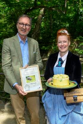 ABB ANIMAL BAPTISM Andreas Walter Alfred Knieriem Zoo Director with Enie van de Meiklokjes the TV presenter and baking fairy with birthday cake as godmother of honor at the baptism of the dwarf hippo young animal named Broetchen at Zoo Berlin on 10 06 2026 in Berlin Berlin Germany
