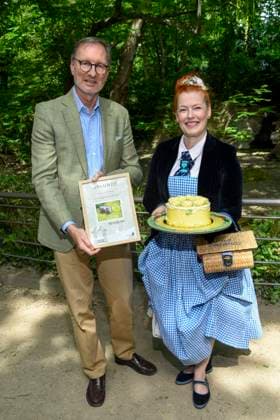 ABB ANIMAL BAPTISM Andreas Walter Alfred Knieriem Zoo Director with Enie van de Meiklokjes the TV presenter and baking fairy with birthday cake as godmother of honor at the baptism of the dwarf hippo young animal named Broetchen at Zoo Berlin on 10 06 2026 in Berlin Berlin Germany