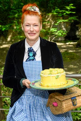 ABB ANIMAL BAPTISM Andreas Walter Alfred Knieriem Zoo Director with Enie van de Meiklokjes the TV presenter and baking fairy with birthday cake as godmother of honor at the baptism of the dwarf hippo young animal named Broetchen at Zoo Berlin on 10 06 2026 in Berlin Berlin Germany
