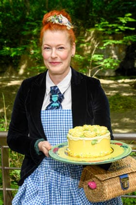 ABB ANIMAL BAPTISM Andreas Walter Alfred Knieriem Zoo Director with Enie van de Meiklokjes the TV presenter and baking fairy with birthday cake as godmother of honor at the baptism of the dwarf hippo young animal named Broetchen at Zoo Berlin on 10 06 2026 in Berlin Berlin Germany