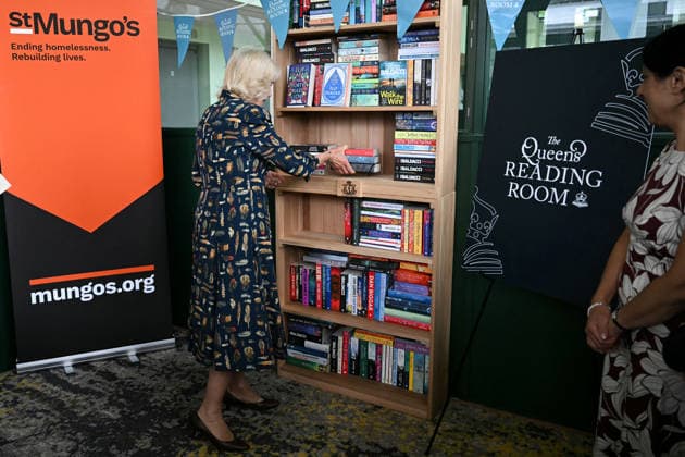 Queen Camilla visits one of St Mungo s homelessness accommodation sites in south London Britain s Queen Camilla (L) places books on shelves to highlight the activities offered by The Queen s Reading Room, during a visit to one of St Mungo s homelessness accommodation sites in south London, on June 10, 2026, where she met with residents and staff who are connected to a shared reading programme enabled by The Queen s Reading Room. St Mungo s homelessness charity, founded in 1969, has for the past 56 years been supporting people as they rebuild their lives., Credit:JUSTIN TALLIS PA ROTA - B68 Avalon United Kingdom, London  Copyright: xJUSTINxTALLISx xPAxROTAx-xB68x xAvalonx 1109323841