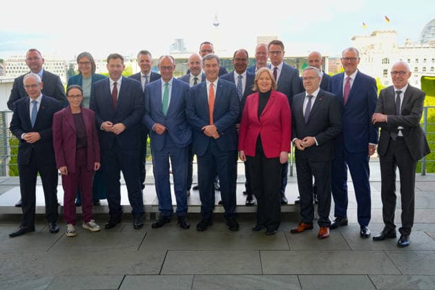 Meeting of the Federal Chancellor with the social organizations Group photo and group photo of Federal Chancellor Friedrich Merz with participants of the Cabinet and Coalition Committee together with the chairmen of the social organizations and social partners in the Chancellery, Berlin, 10 06 2026 Berlin Berlin Germany