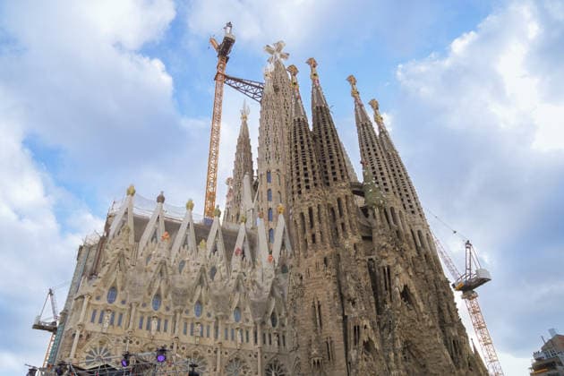 Pope Leo XIV presides the Holy Mass in the Basilica of the Sagrada Familia and inaugurates the Tower of Jesus Christ View of the Sagrada Familia during the celebration of the Holy Mass presided by Pope Leo XIV, on June 10, 2026, in Barcelona, Catalonia Spain This historic solemn Eucharist in the Basilica of the Sagrada Familia, which is attended by the King and Queen of Spain, serves as a framework for the blessing and inauguration of the Tower of Jesus Christ, the central structure that makes the temple the tallest church in the world, coinciding exactly with the events of the centenary of the death of the architect Antoni Gaudí 10 JUNE 2026 CATALONIA PAPAL VISIT PAPAL CHURCH BASILICA SAGRADA FAMILIA KINGS TOWER OF JESUS CHRIST FAÇADE Bar  Copyright: xDavidxZorrakinox 7587270