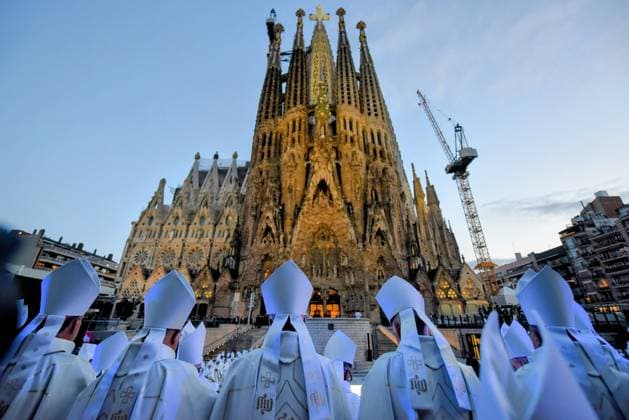 Pope Leo XIV presides the Holy Mass in the Basilica of the Sagrada Familia and inaugurates the Tower of Jesus Christ Dozens of people during the celebration of the Holy Mass presided by Pope Leo XIV, June 10, 2026, in Barcelona, Catalonia Spain This historic solemn Eucharist in the Basilica of the Sagrada Familia, which is attended by the King and Queen of Spain, serves as a framework for the blessing and inauguration of the Tower of Jesus Christ, the central structure that makes the temple the tallest church in the world, coinciding exactly with the events of the centenary of the death of the architect Antoni Gaudí 10 JUNE 2026 CATALONIA POPE PAPAL VISIT IGLESIA BASILICA SAGRADA FAMILIA REYES TORRE DE JESUCRISTO FACHADA BENDITION INAUGURA  Copyright: xAlbertoxParedesx 7587463