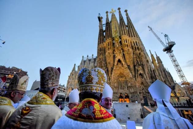 Pope Leo XIV presides the Holy Mass in the Basilica of the Sagrada Familia and inaugurates the Tower of Jesus Christ Dozens of people during the celebration of the Holy Mass presided by Pope Leo XIV, June 10, 2026, in Barcelona, Catalonia Spain This historic solemn Eucharist in the Basilica of the Sagrada Familia, which is attended by the King and Queen of Spain, serves as a framework for the blessing and inauguration of the Tower of Jesus Christ, the central structure that makes the temple the tallest church in the world, coinciding exactly with the events of the centenary of the death of the architect Antoni Gaudí 10 JUNE 2026 CATALONIA POPE PAPAL VISIT IGLESIA BASILICA SAGRADA FAMILIA REYES TORRE DE JESUCRISTO FACHADA BENDITION INAUGURA  Copyright: xAlbertoxParedesx 7587464