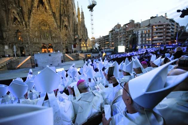Pope Leo XIV presides the Holy Mass in the Basilica of the Sagrada Familia and inaugurates the Tower of Jesus Christ Dozens of people during the celebration of the Holy Mass presided by Pope Leo XIV, June 10, 2026, in Barcelona, Catalonia Spain This historic solemn Eucharist in the Basilica of the Sagrada Familia, which is attended by the King and Queen of Spain, serves as a framework for the blessing and inauguration of the Tower of Jesus Christ, the central structure that makes the temple the tallest church in the world, coinciding exactly with the events of the centenary of the death of the architect Antoni Gaudí 10 JUNE 2026 CATALONIA POPE PAPAL VISIT IGLESIA BASILICA SAGRADA FAMILIA REYES TORRE DE JESUCRISTO FACHADA BENDITION INAUGURA  Copyright: xAlbertoxParedesx 7587461