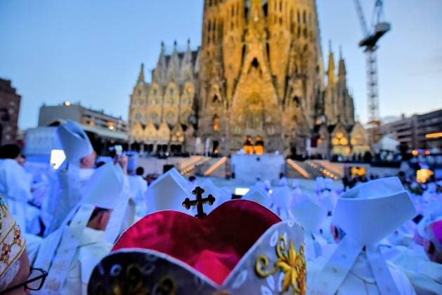 Pope Leo XIV presides the Holy Mass in the Basilica of the Sagrada Familia and inaugurates the Tower of Jesus Christ Dozens of people during the celebration of the Holy Mass presided by Pope Leo XIV, June 10, 2026, in Barcelona, Catalonia Spain This historic solemn Eucharist in the Basilica of the Sagrada Familia, which is attended by the King and Queen of Spain, serves as a framework for the blessing and inauguration of the Tower of Jesus Christ, the central structure that makes the temple the tallest church in the world, coinciding exactly with the events of the centenary of the death of the architect Antoni Gaudí 10 JUNE 2026 CATALONIA POPE PAPAL VISIT IGLESIA BASILICA SAGRADA FAMILIA REYES TORRE DE JESUCRISTO FACHADA BENDITION INAUGURA  Copyright: xAlbertoxParedesx 7587462