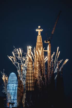 June 10, 2026, Barcelona, Spain: The Tower of Jesus at the Sagrada Familia is illuminated following its inauguration and blessing by Pope Leo XIV in Barcelona. Barcelona Spain  - ZUMAo105 20260610_fap_o105_020 Copyright: xMatthiasxOesterlex