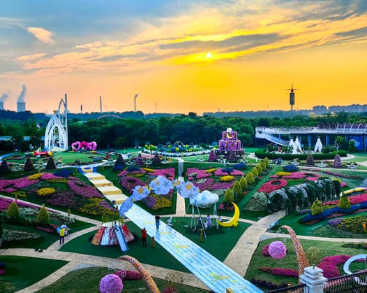SHANGHAI, CHINA - JUNE 10: Visitors enjoy the scenery at the Miracle Garden in Shanghai Pujiang Country Park on June 10, 2026 in Shanghai, China. The park has opened to the public free of charge.  Copyright: xVCGx 111647417347